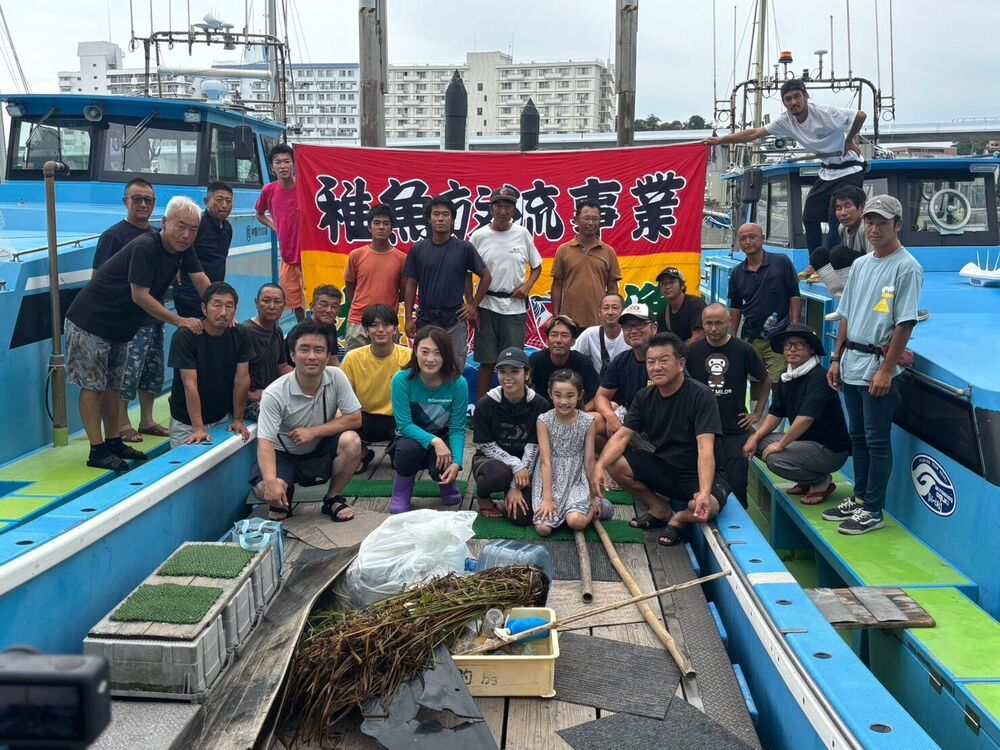 放流活動の参加者による集合写真