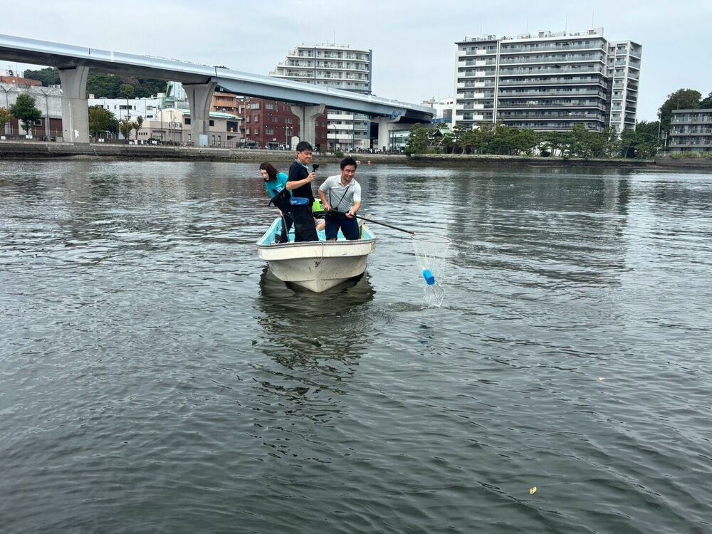 平潟湾内を回りながら清掃する様子